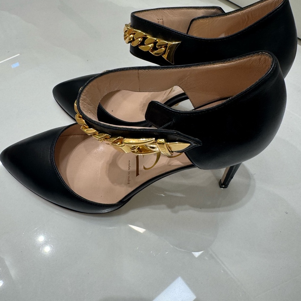 Gucci Black Heels with Gold Chain Accent - Picture 3 of 5